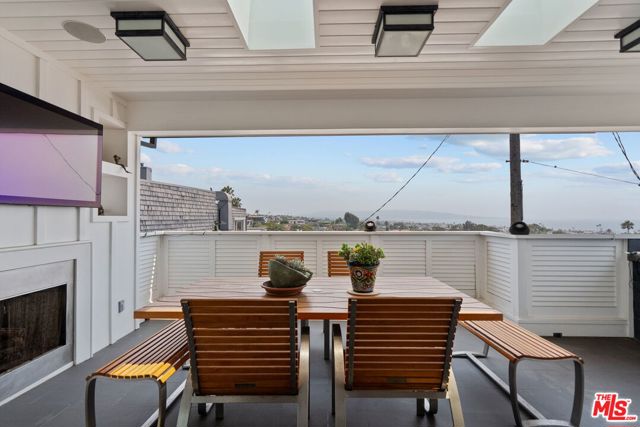 636 12th Street, Manhattan Beach CA: https://media.crmls.org/mediaz/e85fd0d9-bedf-40da-a100-815f5225214f.jpg