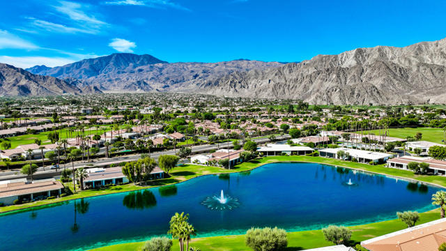 49845 Lago Drive, La Quinta CA: https://media.crmls.org/mediaz/e860207b-9e3a-41f4-9914-ff23e0910152.jpg