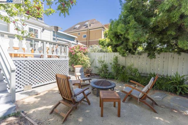 1709 Myrtle St, Oakland CA: https://media.crmls.org/mediaz/e8603d04-5b45-441b-bb23-0fc0f97eca0b.jpg