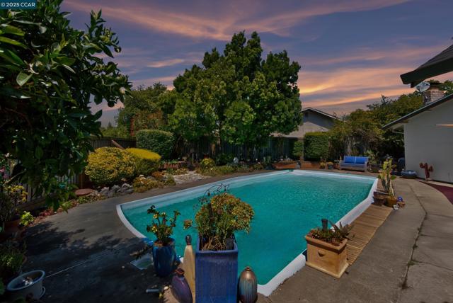 2173 Madrone Dr, Fairfield CA: https://media.crmls.org/mediaz/e86084c2-08a8-4c3d-8c7f-7e879a18da8e.jpg