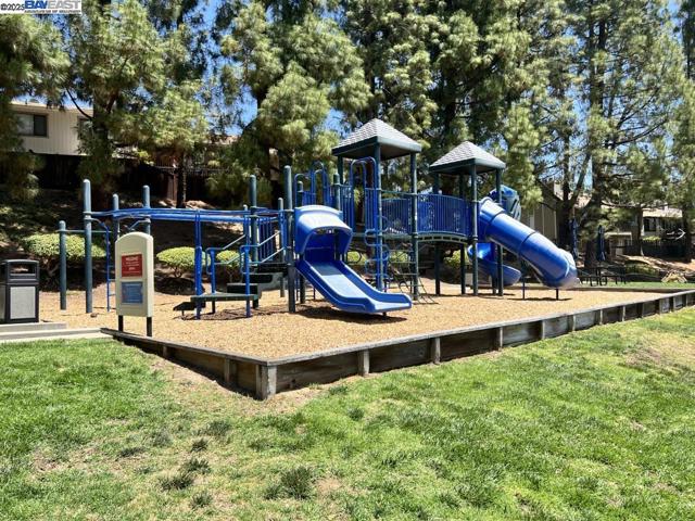 2418 Twinflower Ct, Martinez CA: https://media.crmls.org/mediaz/e860cc5e-04c5-430e-9eec-ea611e07a566.jpg