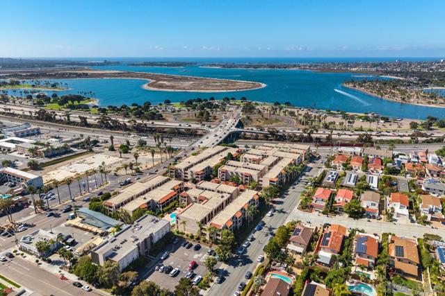 2530 Clairemont Dr, San Diego CA: https://media.crmls.org/mediaz/e8610652-8a7d-4c8e-8a32-dfd192d48b15.jpg