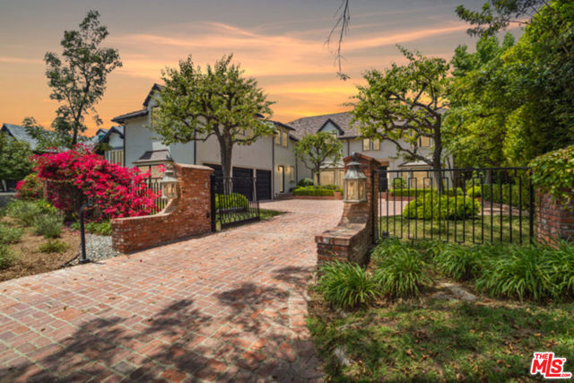 15515 Collina Strada, Los Angeles CA: https://media.crmls.org/mediaz/e861be8d-4651-4c79-92e7-d4e93d432b83.jpg