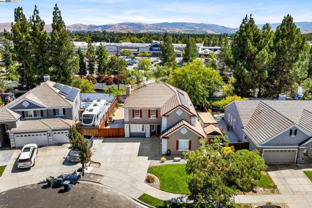 635 Eliot Dr, Livermore CA: https://media.crmls.org/mediaz/e862283d-c77e-4fda-91b4-389193c00330.jpg