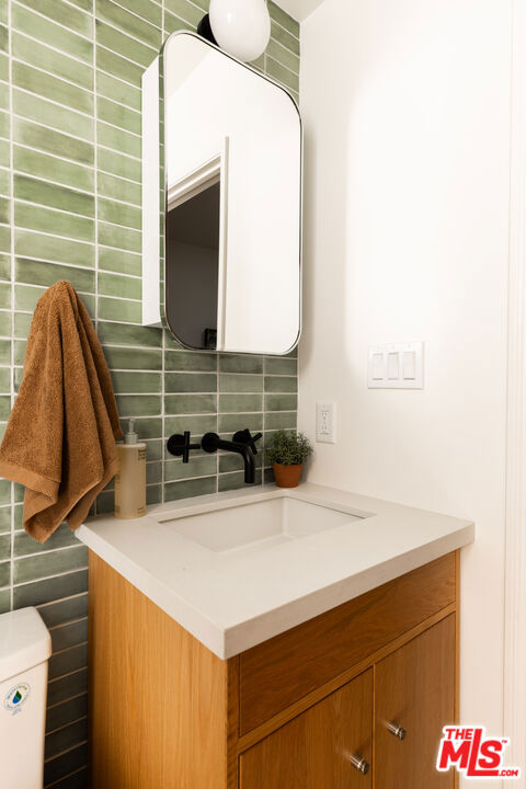 4825 Glenalbyn Drive, Los Angeles CA: https://media.crmls.org/mediaz/e8623b63-2fbb-4c54-b226-c19ca88d291a.jpg