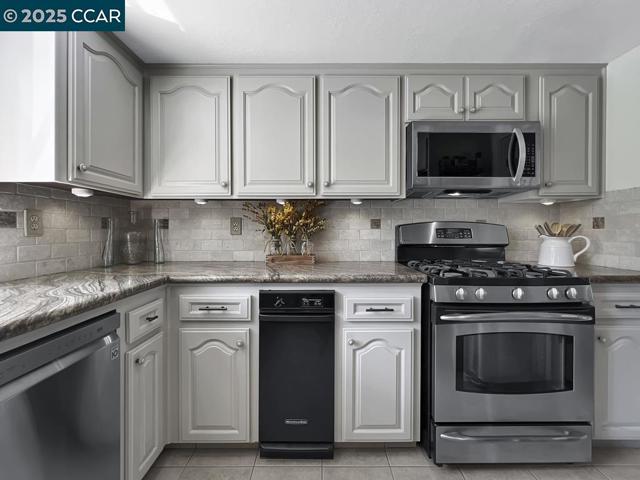 14 Mt Eden Pl, Clayton CA: https://media.crmls.org/mediaz/e8636ba2-c756-493d-a4a9-2e529cc0566a.jpg