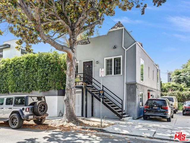 754 N Croft Avenue, Los Angeles CA: https://media.crmls.org/mediaz/e863ab8f-e260-4803-8072-71639b56018c.jpg
