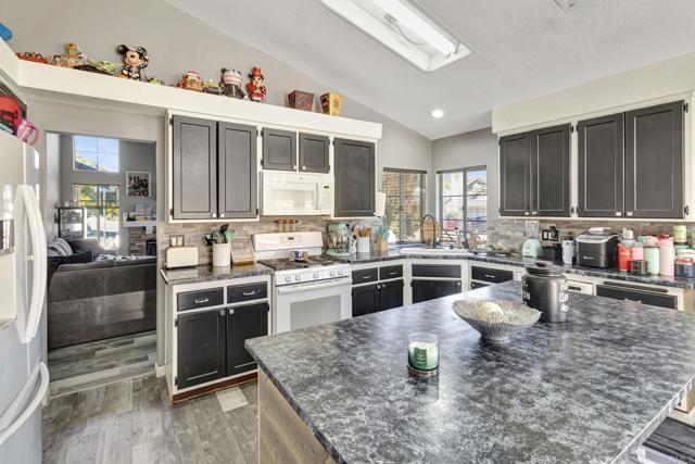 39820 Osprey Road, Murrieta CA: https://media.crmls.org/mediaz/e86481b5-51ac-4a5e-8baa-f8c98ce8f125.jpg