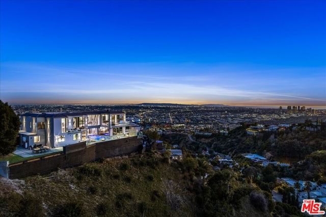 1565 Haslam Terrace, Los Angeles CA: https://media.crmls.org/mediaz/e8650d8c-5411-4e2d-b4d7-2e3c4a9e6a7b.jpg