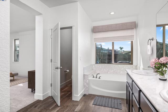 115 Lemon Blossom Ln, Patterson CA: https://media.crmls.org/mediaz/e865eed4-44c3-4a60-ba46-0be0199fd7d8.jpg