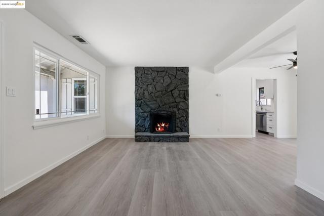 41 Belinda Dr, Pleasant Hill CA: https://media.crmls.org/mediaz/e86613d0-cb5f-4457-a75b-3d4fa9c98fc1.jpg