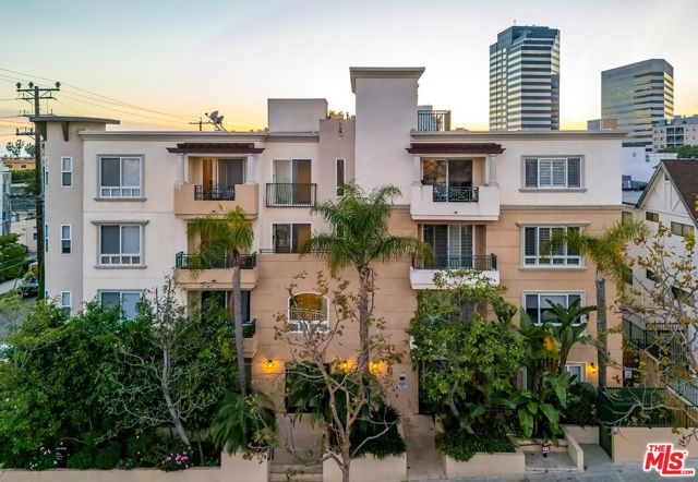 1257 Brockton Avenue, Los Angeles CA: https://media.crmls.org/mediaz/e866d015-397d-4685-8aa4-cd1c4ff3fb97.jpg