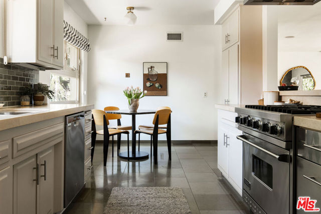 2220 Richland Avenue, Los Angeles CA: https://media.crmls.org/mediaz/e867e23f-e1f4-47ca-846c-be6de1dcffd8.jpg