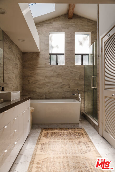 4 Buckboard Lane, Rolling Hills CA: https://media.crmls.org/mediaz/e8681832-7571-4fe4-84c4-19a9e42ea93b.jpg