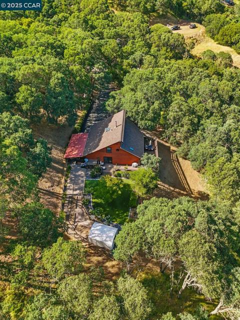2000 Curry Canyon Rd, Clayton CA: https://media.crmls.org/mediaz/e86a0531-be2e-42bb-97d9-a7a076055fe5.jpg
