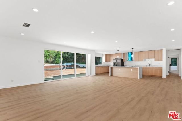 4800 Topeka Drive, Tarzana CA: https://media.crmls.org/mediaz/e86a3bf9-7eed-48ef-b0df-3d62fea49e07.jpg