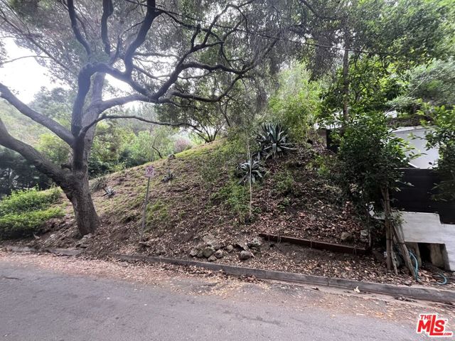 10074 Westwanda Drive, Beverly Hills CA: https://media.crmls.org/mediaz/e86a44a0-d4f7-4084-b0ad-016a7ea1607e.jpg