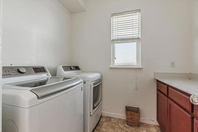 9565 Grande Drive, Gilroy CA: https://media.crmls.org/mediaz/e86bb29b-22a0-41a2-add6-6d088aa60b38.jpg