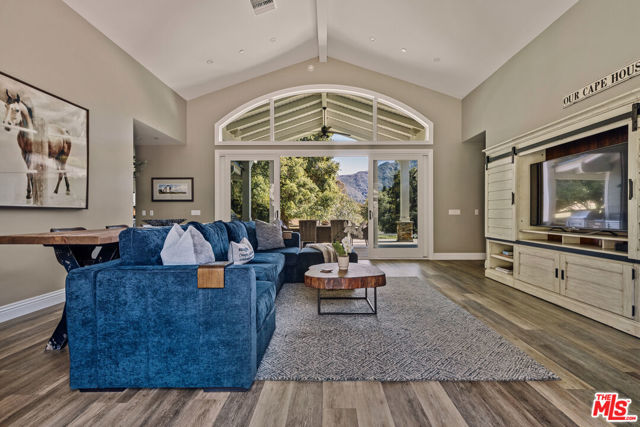 1697 W Potrero Road, Westlake Village CA: https://media.crmls.org/mediaz/e86bbf80-edbf-4497-99a9-bcc34555c2c9.jpg