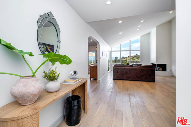 11671 Dona Alicia Place, Studio City CA: https://media.crmls.org/mediaz/e86be26c-e216-432f-bc68-68f796905ffa.jpg