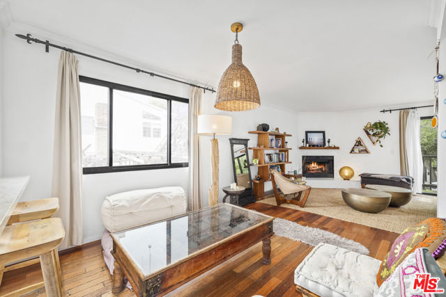 2412 Ocean Avenue, Venice CA: https://media.crmls.org/mediaz/e86c04a1-d70f-4d5b-8ed3-74c443262b36.jpg
