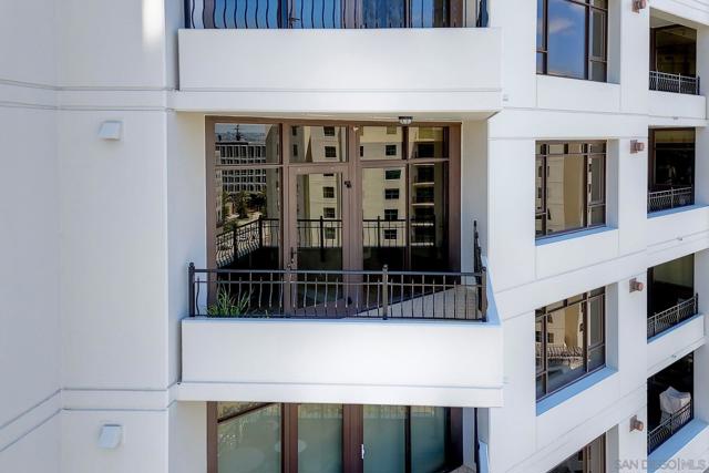 700 W Harbor Dr, San Diego CA: https://media.crmls.org/mediaz/e86df906-084e-48b6-9161-ce08ef6a86a8.jpg