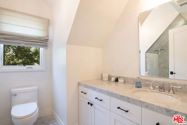 342 N Citrus Avenue, Los Angeles CA: https://media.crmls.org/mediaz/e86f3752-cb61-49b7-8abd-44b9205dad6f.jpg