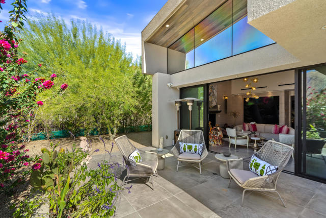 427 N Avenida Caballeros, Palm Springs CA: https://media.crmls.org/mediaz/e87099b1-e276-4960-80d2-82ac98b63fb4.jpg