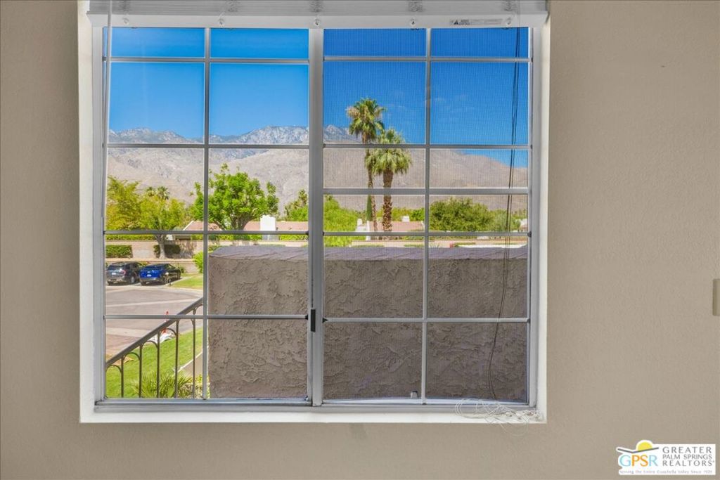 https://media.crmls.org/mediaz/e870be82-3c93-4839-8578-e29221d3e742.jpg?preset=X-Large