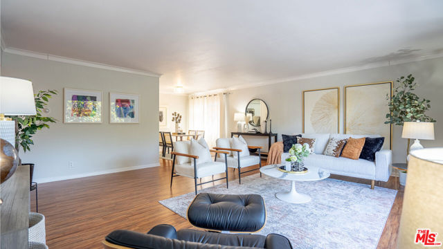 818 S Lucerne Boulevard, Los Angeles CA: https://media.crmls.org/mediaz/e8712d68-a470-48dd-867d-93bdd049c12f.jpg