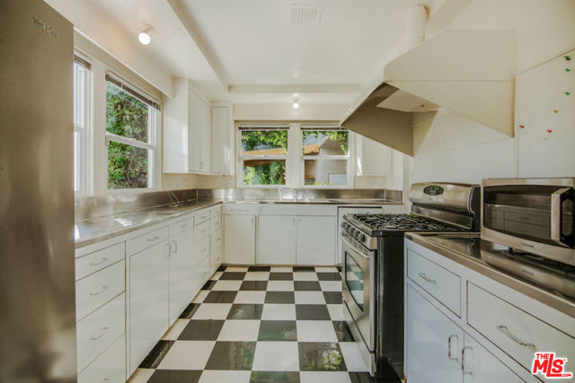 7917 Woodrow Wilson Drive, Los Angeles CA: https://media.crmls.org/mediaz/e8718d4d-6f81-4d98-b6d0-5c662c99a03d.jpg
