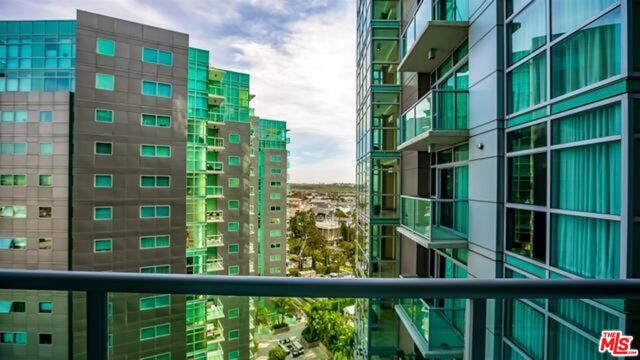 13700 Marina Pointe Drive, Venice CA: https://media.crmls.org/mediaz/e872554c-1120-40fd-a57d-0ac299a502b0.jpg
