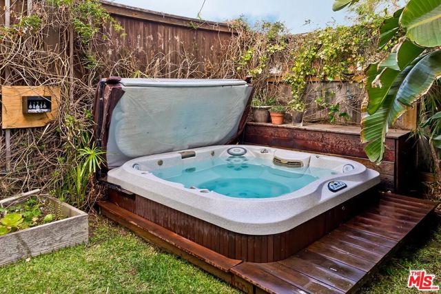 832 Superba Avenue, Venice CA: https://media.crmls.org/mediaz/e872e15a-1247-4b85-a4ae-189b1c6ed1ed.jpg