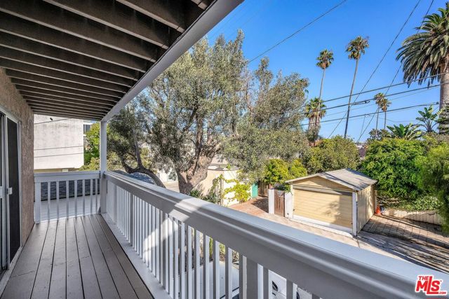 466 S Venice Boulevard, Venice CA: https://media.crmls.org/mediaz/e873399f-a9d1-488c-b48d-8c664b56ea6c.jpg