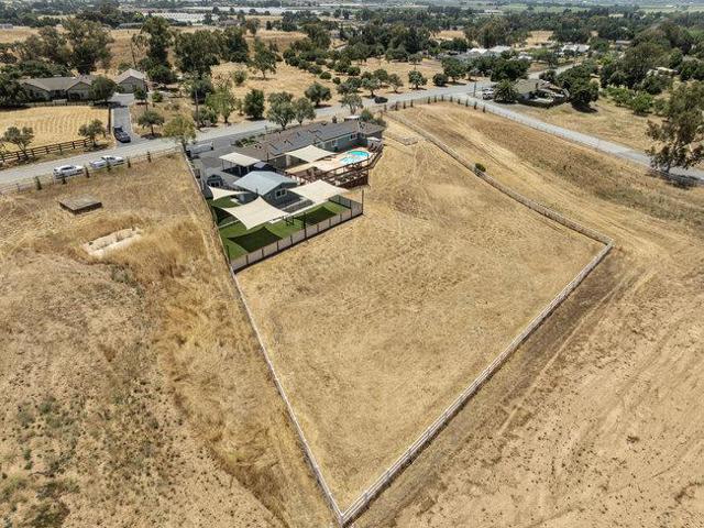 2985 Roop Road, Gilroy CA: https://media.crmls.org/mediaz/e8737ee7-9a3f-4b2f-b907-3a4a654d9740.jpg