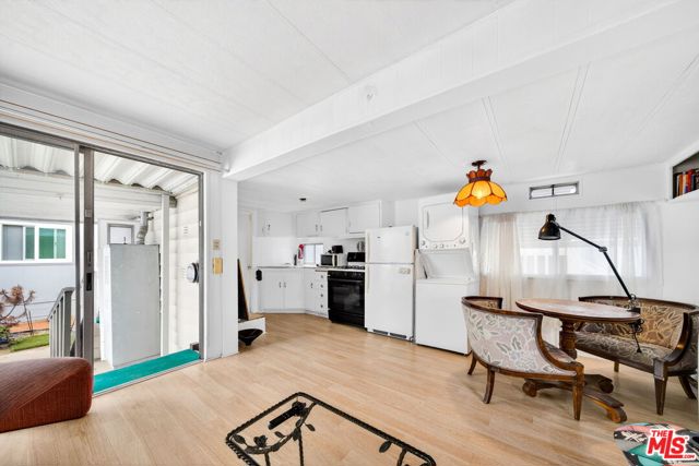 11250 Playa Street, Culver City CA: https://media.crmls.org/mediaz/e873d5cb-089a-4354-bcf5-ffe0b3e4cf44.jpg