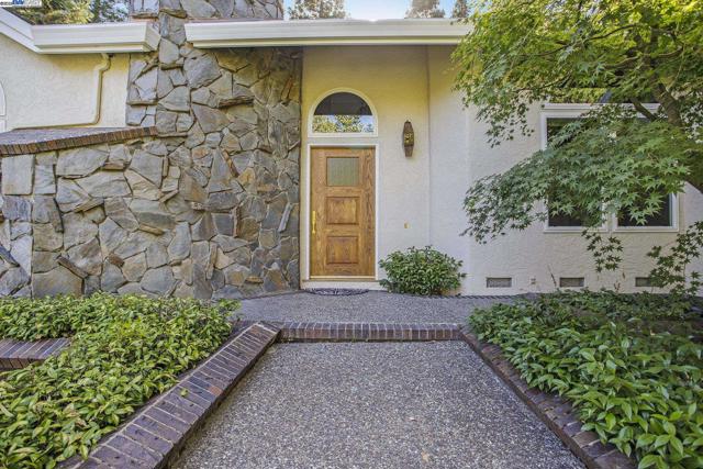 3 BLACKHAWK CLUB CT, Danville CA: https://media.crmls.org/mediaz/e875f442-e9f0-4d90-a33c-0f6925fbaca1.jpg
