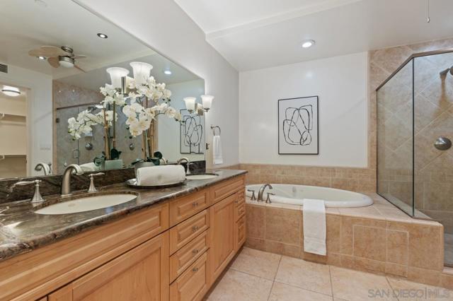 1040 Genter St, La Jolla CA: https://media.crmls.org/mediaz/e875fb31-92ca-419e-bebd-b9e32e80a36a.jpg