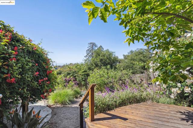 4221 Whittle Ave, Oakland CA: https://media.crmls.org/mediaz/e8761c7b-4010-4493-b150-41b6a9c9334a.jpg