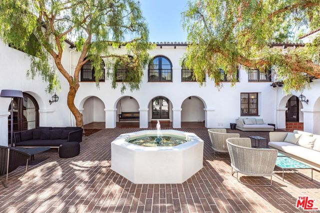 820 N Roxbury Drive, Beverly Hills CA: https://media.crmls.org/mediaz/e87716dc-6afb-4a8b-8f3a-2385f43ce590.jpg
