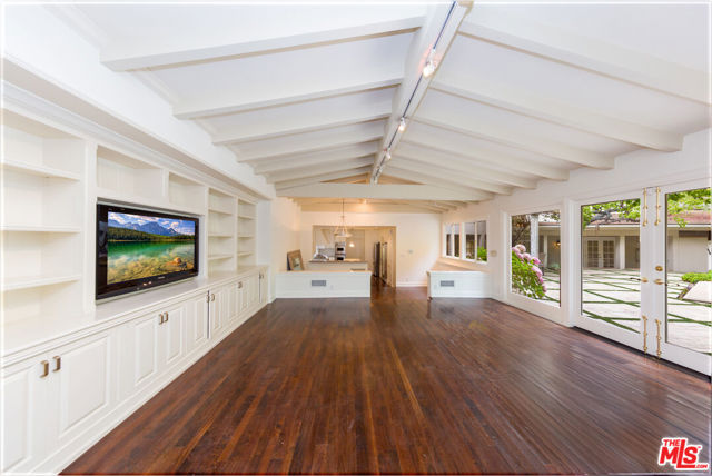 1290 Sunset Plaza Drive, Los Angeles CA: https://media.crmls.org/mediaz/e877a5ea-72ba-4940-a34e-41598f5f8756.jpg