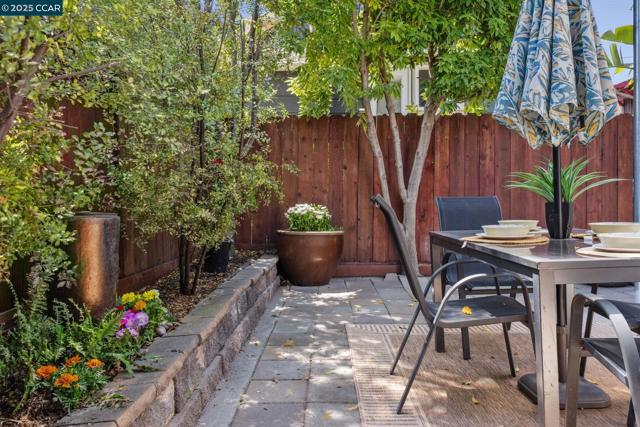1017 45Th St, Emeryville CA: https://media.crmls.org/mediaz/e87822be-3c8f-466c-9a8f-6e925f645a2c.jpg