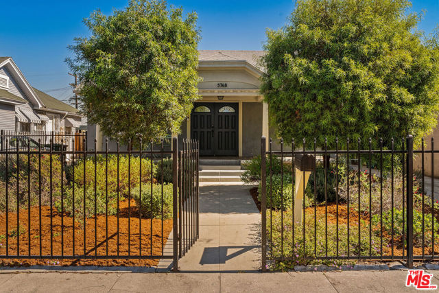 5748 7th Avenue, Los Angeles CA: https://media.crmls.org/mediaz/e8799505-caa5-4bfe-b6ac-38b54ff2c1e9.jpg
