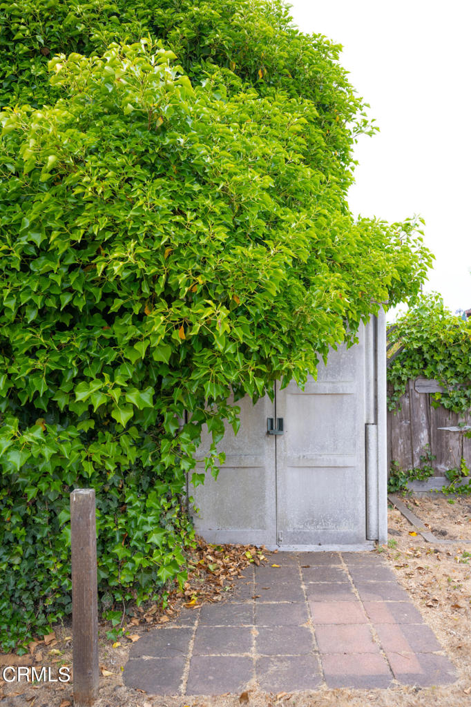 https://media.crmls.org/mediaz/e87ab23f-3b7c-468a-8b6d-884e201a88d9.jpg?preset=X-Large