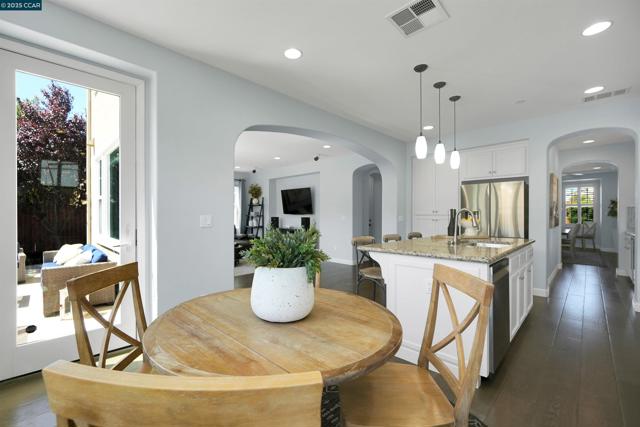 5152 Bengali St, Danville CA: https://media.crmls.org/mediaz/e87b8fa0-6010-4063-aa90-b66d0e7a9fa8.jpg