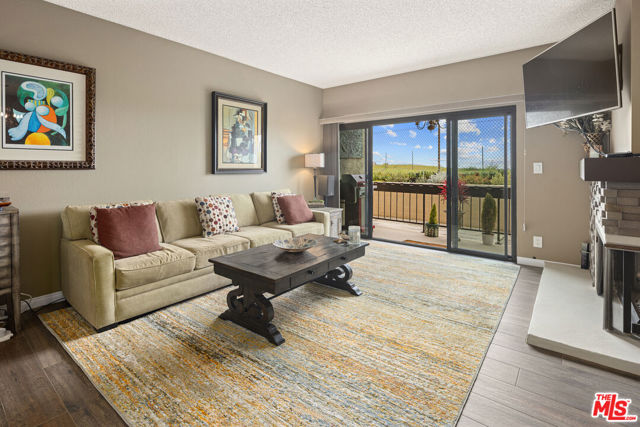 8180 Manitoba Street, Playa del Rey CA: https://media.crmls.org/mediaz/e87bd733-a7fa-44ef-b78f-be4d4bcf0d54.jpg