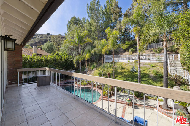4415 Dulcinea Court, Woodland Hills CA: https://media.crmls.org/mediaz/e87c49b2-3236-42e9-bf29-37c69eb7ca79.jpg