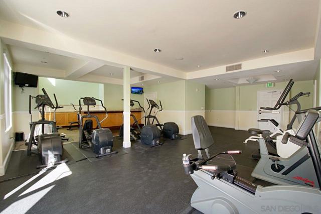 4165 Executive Dr, La Jolla CA: https://media.crmls.org/mediaz/e87ce794-e9b8-4737-914e-a8683587dfb8.jpg