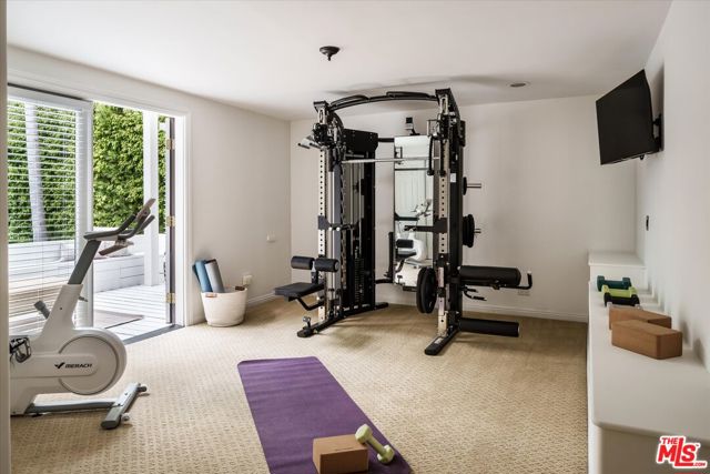 4189 Holly Knoll Drive, Los Angeles CA: https://media.crmls.org/mediaz/e87dfb0a-9303-4db6-bd64-1a261ac7850d.jpg