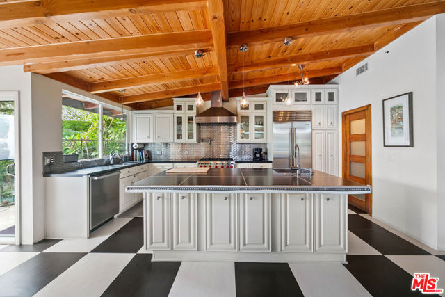 1470 N Tigertail Road, Los Angeles CA: https://media.crmls.org/mediaz/e87e272e-4784-4d14-8c6e-8c074db63562.jpg